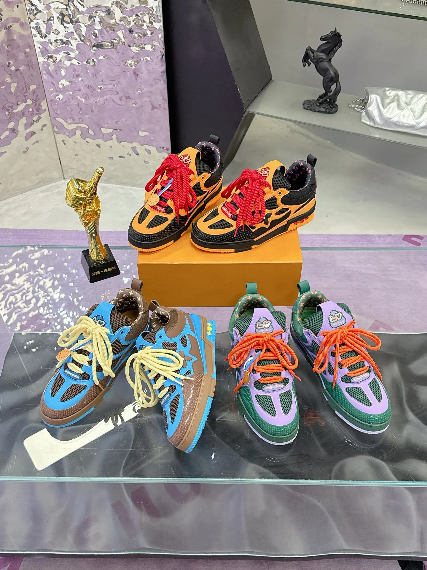 Factory price: 760💰 𝙇𝙑 𝟐𝟎𝟐5 𝐒𝐒 𝐧𝐞𝐰 Officially synchronized new colors💗 Louis Vuitton catwalk skateboard shoes are a hit, LOUIS VUITTON Trainer is undoubtedly one of the most successful Sneakers launched by luxury brands, but the pace of exploration will not stop. LOUISVUITTON will also bring a new series of skateboard shoes in the spring of 2025. The new series in the picture returns to the 90s Chunky Skate Shoes look and feel. The uppers are made of leather and mesh. The fat silhouette and thick shoelaces are very eye-catching. It is expected to have quite a few colors like the Trainer. Judging from the previous DIOR show skate shoes, this chunky style may be even stronger next year.  💎 LV small bread series LV bread shoe series 😘 Couple model Size: Female 35-40 Male 39-44, customized 45, 46